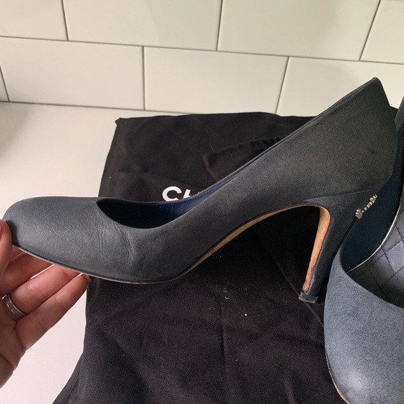 Navy Chanel Leather Pump - Picture 3 of 6